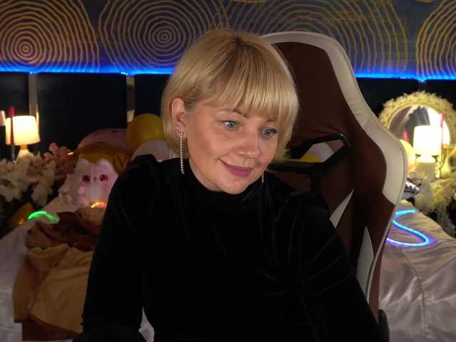 AmiraNight live webcam show