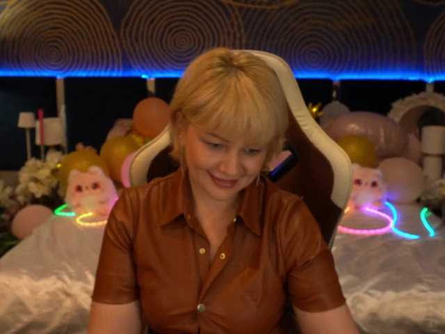 AmiraNight live webcam show