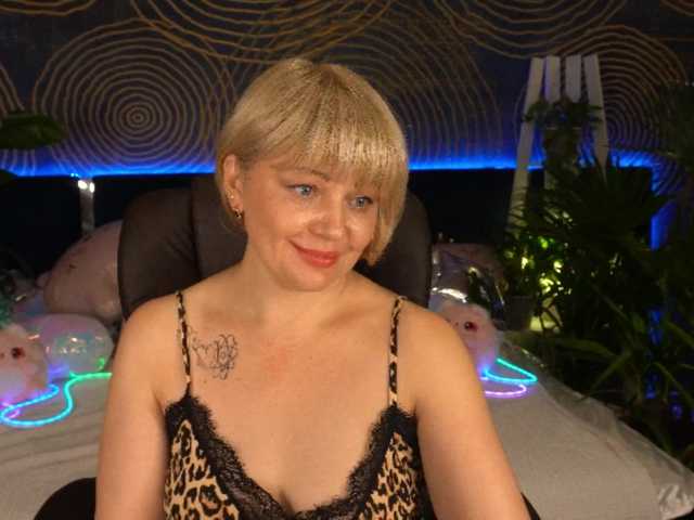 AmiraNight live cam preview