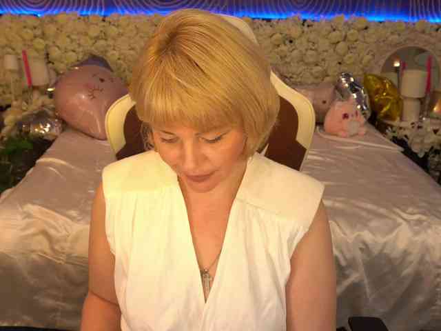 AmiraNight webcam
