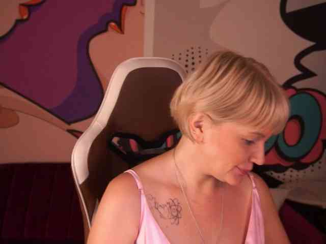 AmiraNight webcam