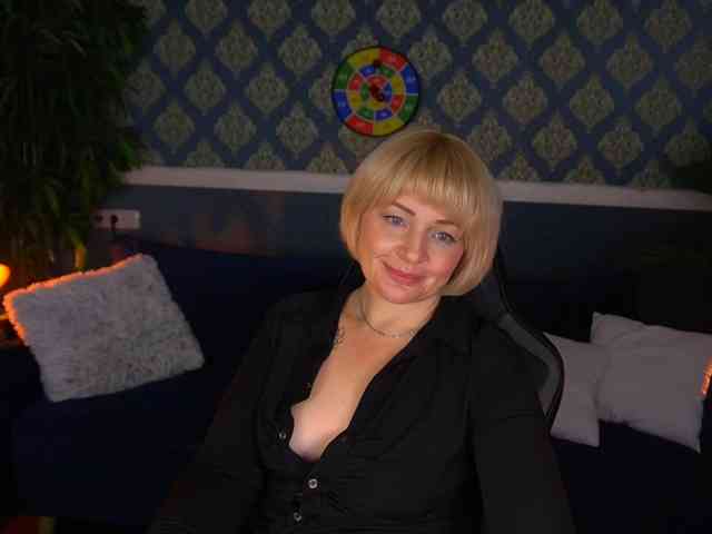 AmiraNight webcam