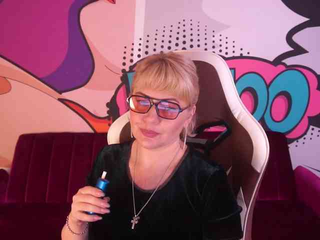 AmiraNight webcam
