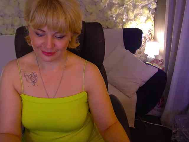 AmiraNight webcam
