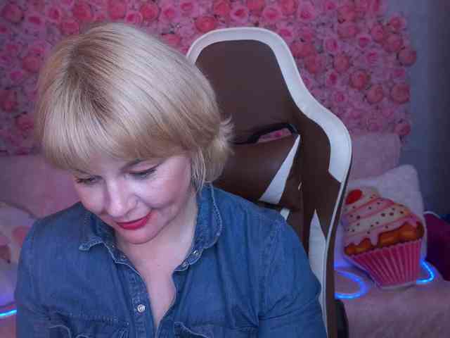 AmiraNight webcam
