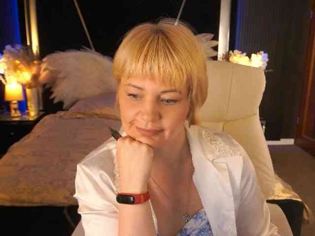 AmiraNight webcam