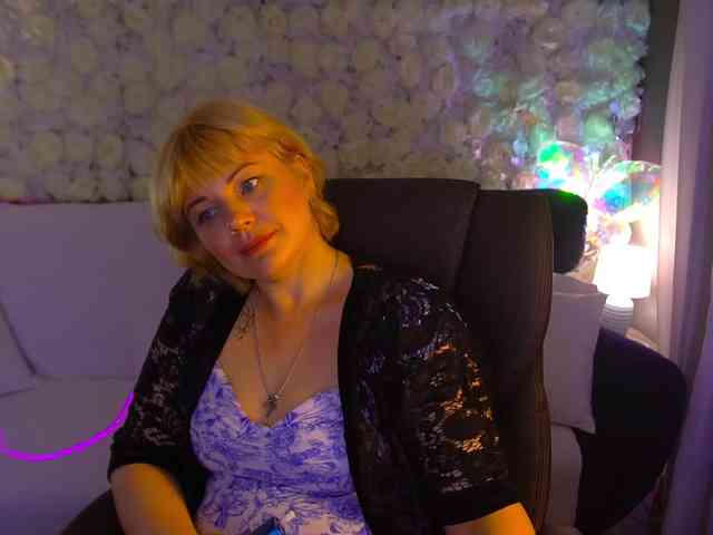 AmiraNight webcam