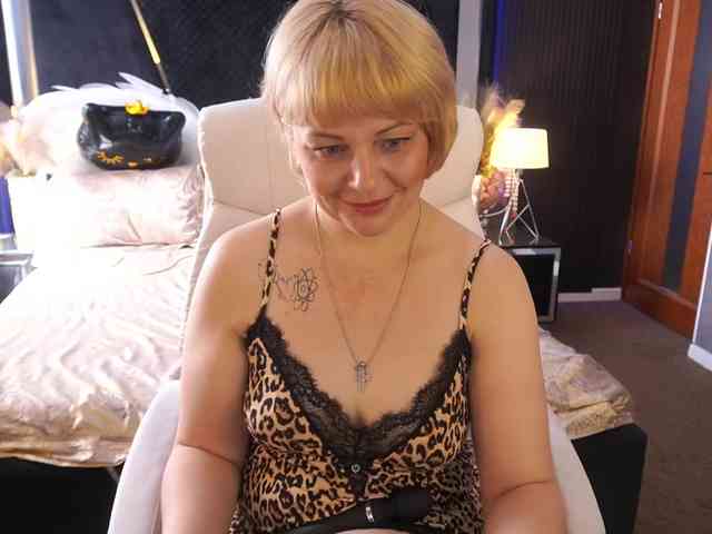 AmiraNight webcam
