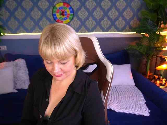 AmiraNight webcam