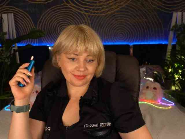 AmiraNight webcam