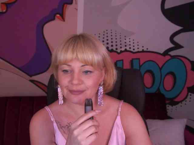 AmiraNight webcam