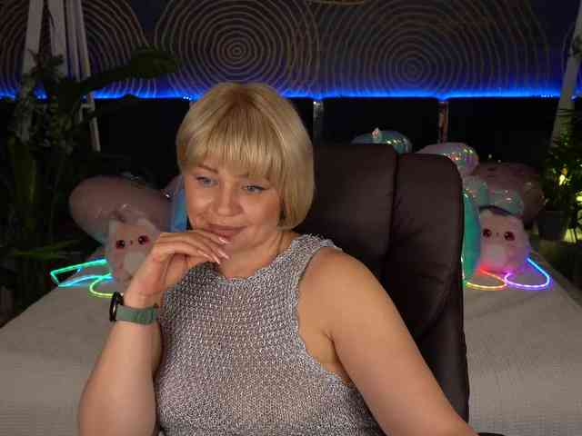 AmiraNight webcam