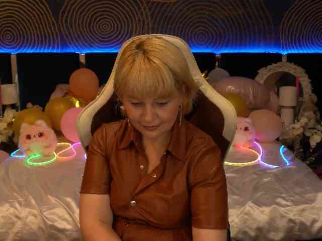 AmiraNight webcam