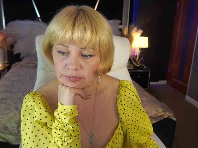 AmiraNight webcam