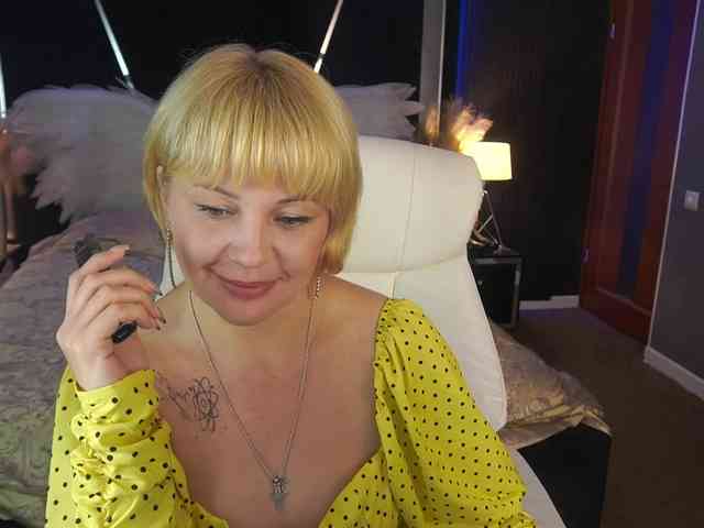 AmiraNight webcam