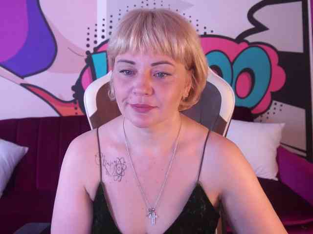 AmiraNight webcam