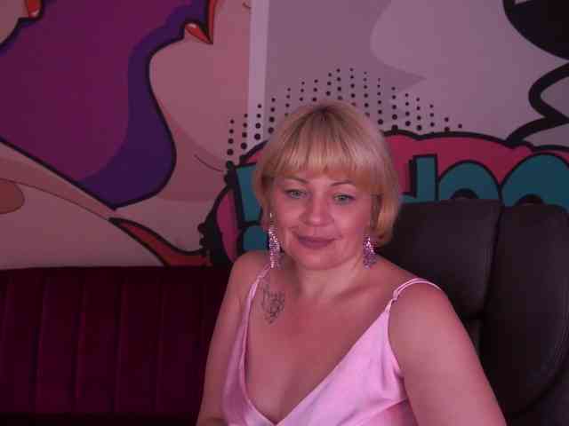 AmiraNight webcam