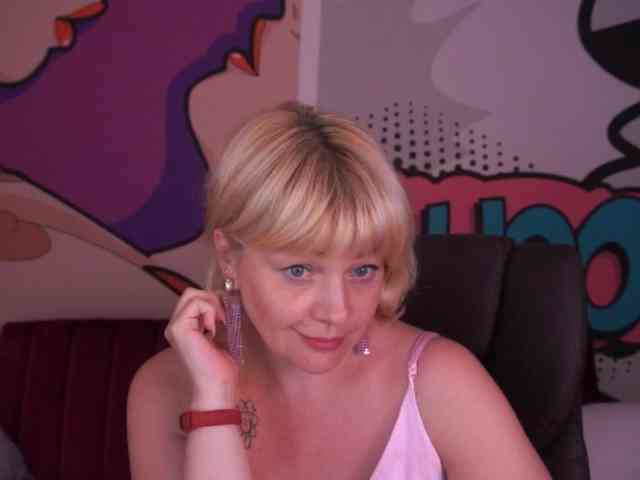 AmiraNight webcam