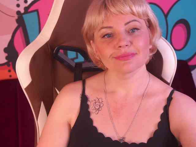 AmiraNight webcam