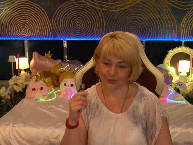 AmiraNight webcam
