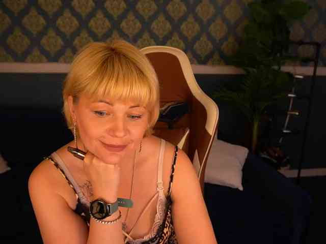 AmiraNight webcam
