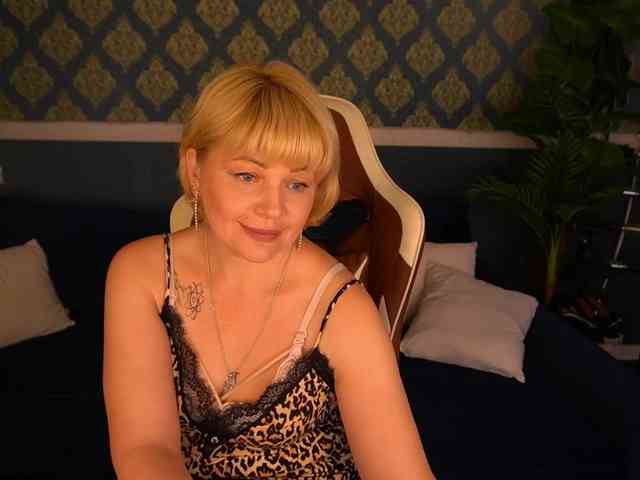 AmiraNight webcam