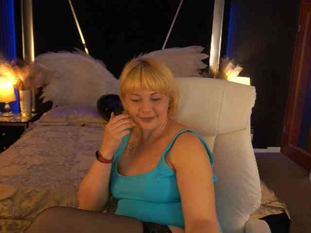 AmiraNight webcam