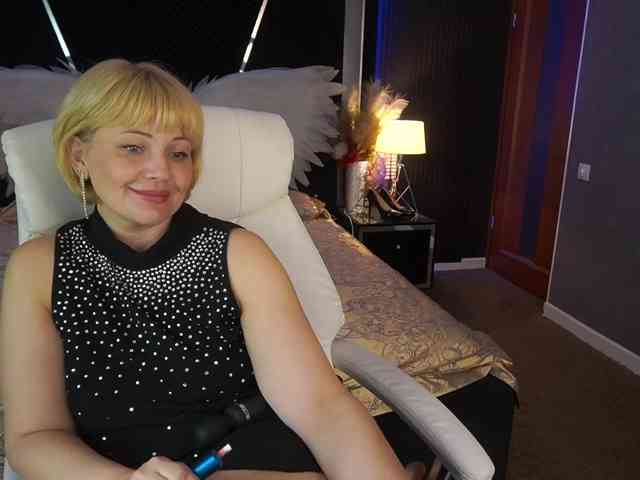 AmiraNight webcam