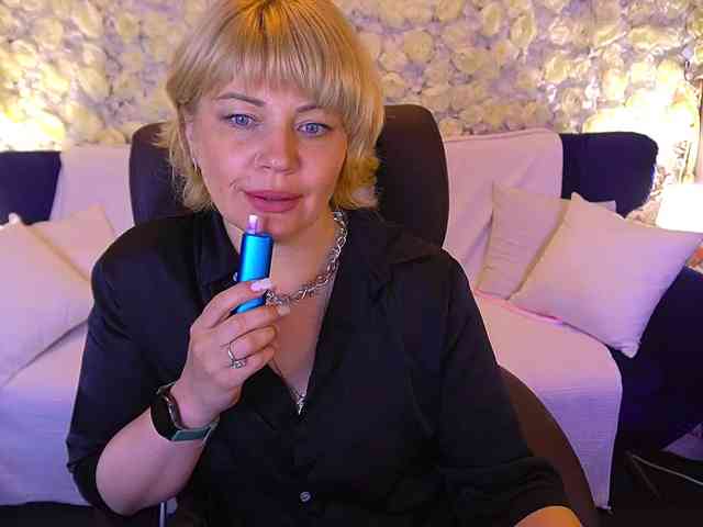 AmiraNight webcam