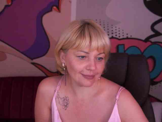 AmiraNight webcam