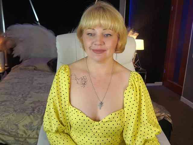 AmiraNight webcam