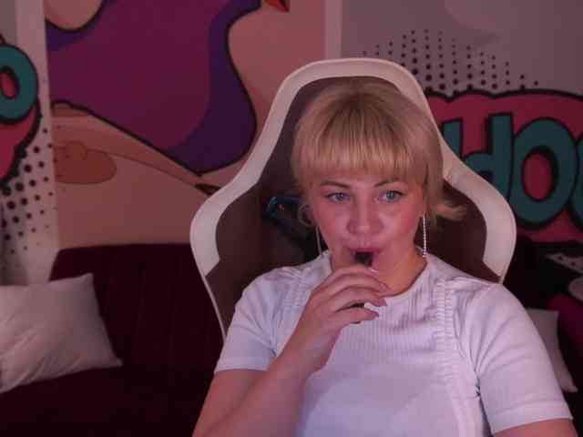 AmiraNight webcam