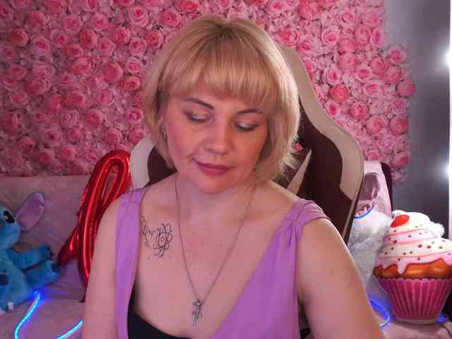 AmiraNight webcam