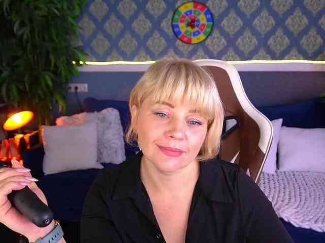 AmiraNight webcam