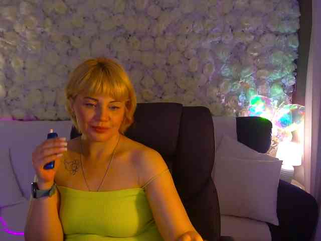 AmiraNight webcam