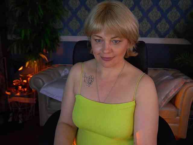AmiraNight webcam