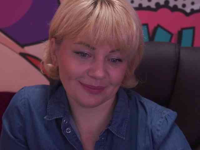 AmiraNight webcam