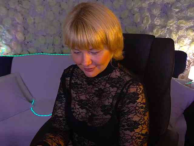 AmiraNight webcam
