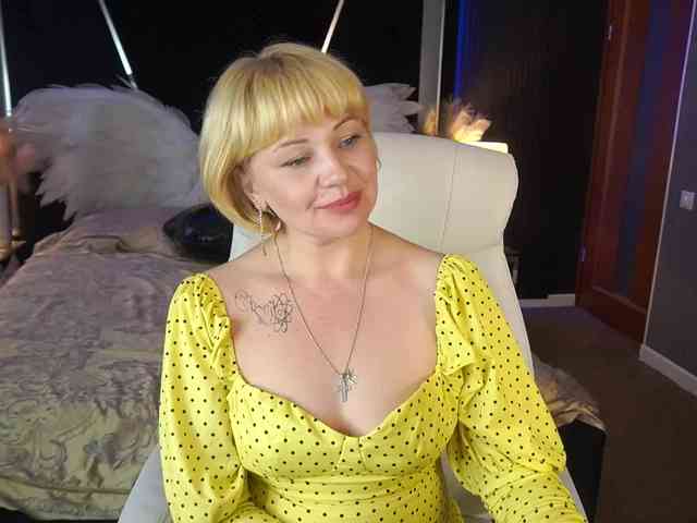 AmiraNight webcam
