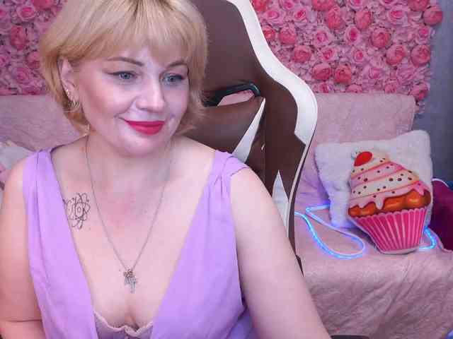 AmiraNight webcam