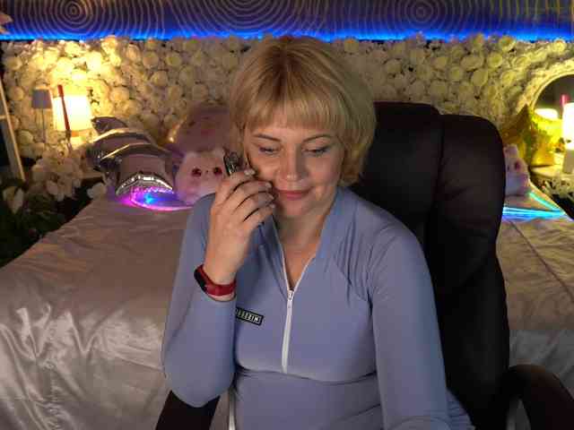 AmiraNight webcam