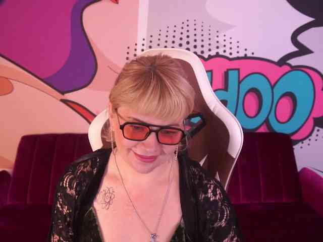 AmiraNight webcam