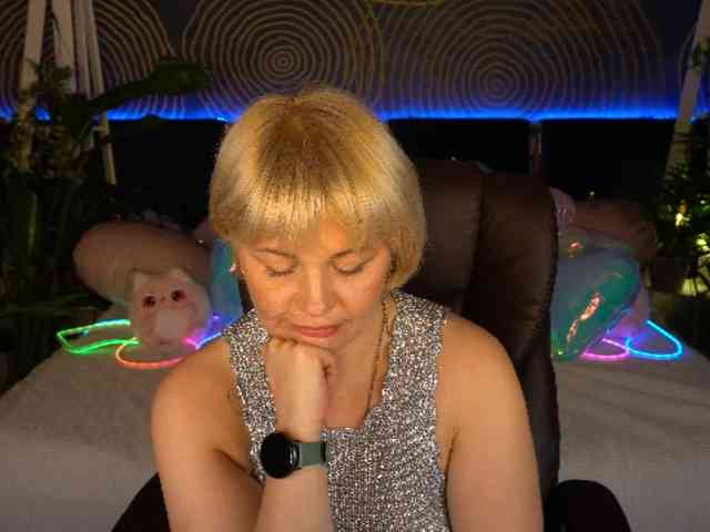 AmiraNight webcam
