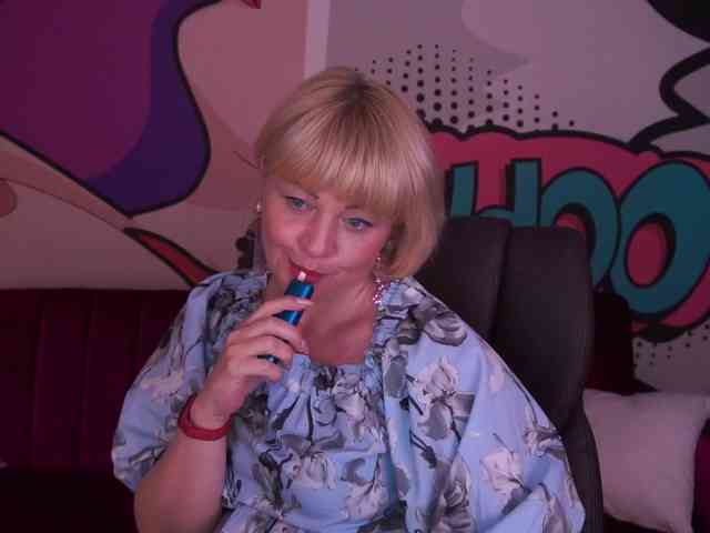 AmiraNight webcam