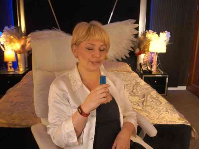 AmiraNight webcam