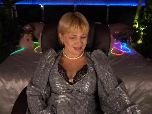 AmiraNight webcam