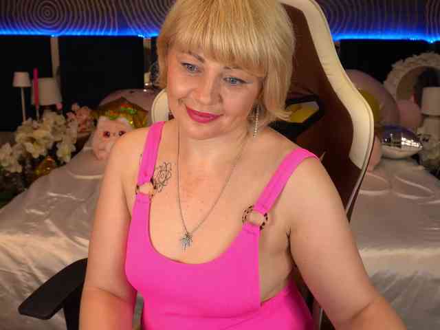 AmiraNight webcam