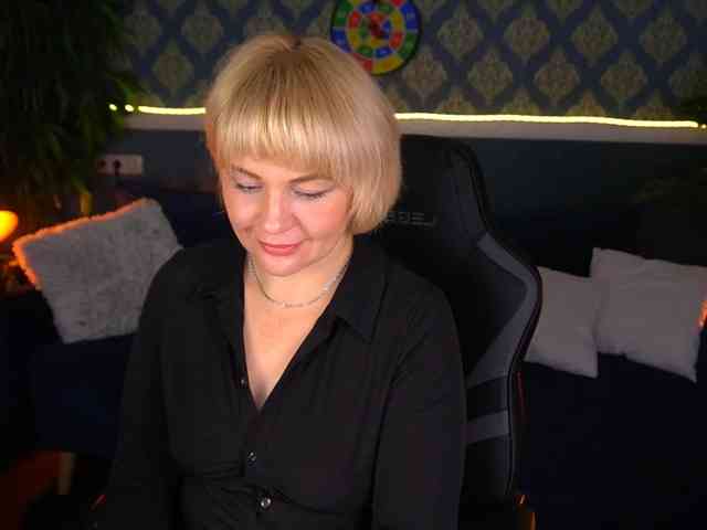 AmiraNight webcam