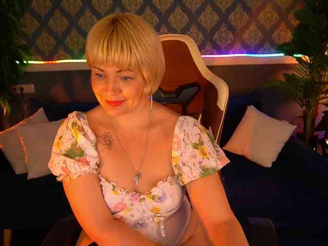 AmiraNight webcam