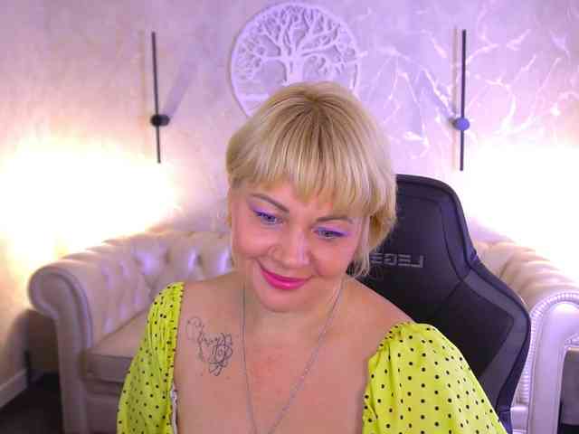 AmiraNight webcam